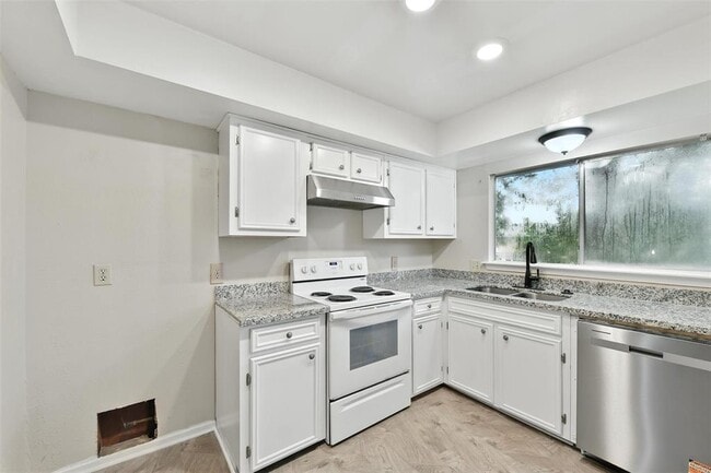 Building Photo - 329 Gleneagles Dr
