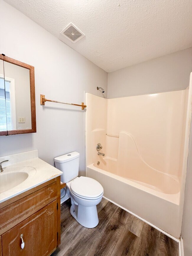 Building Photo - 3 Bedroom 2 Bathroom home!!