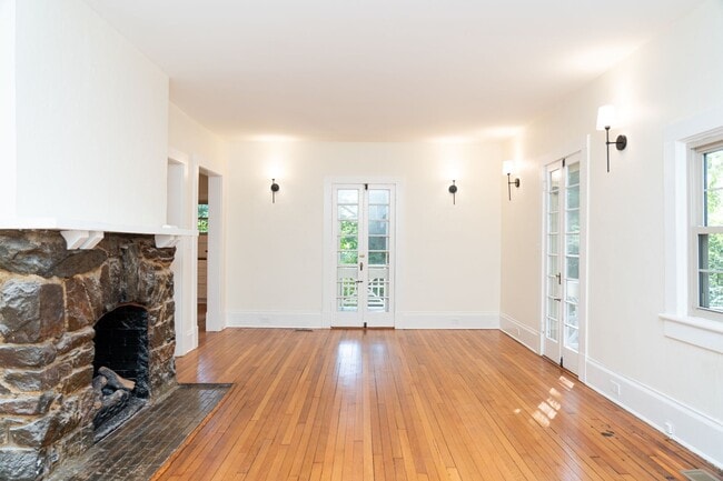 Building Photo - Large 4 Bedroom Home On Oakhurst Circle