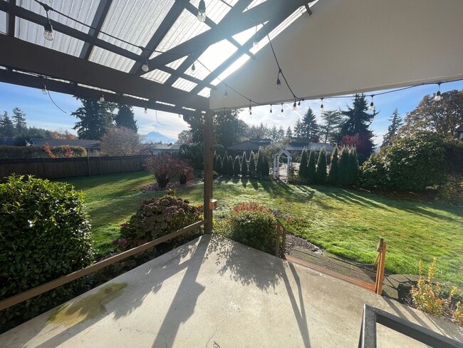 Building Photo - Large Home in peaceful setting