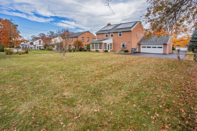 Building Photo - Lovely Colonial Home in Sharpley