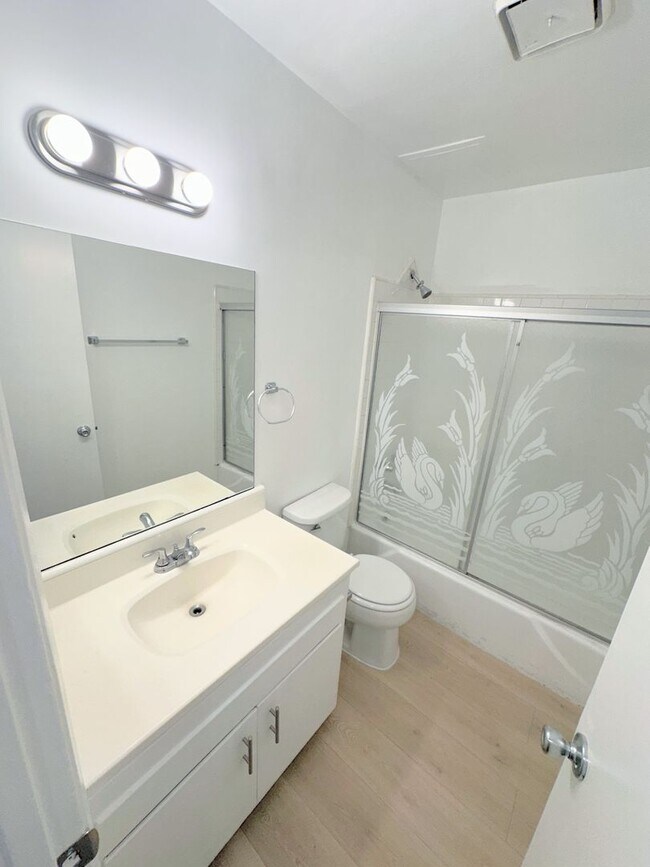 Building Photo - 3 PEAT - Huge, spacious, enormous - 2BD/2BA with parking. Chatsworth Adjacent!