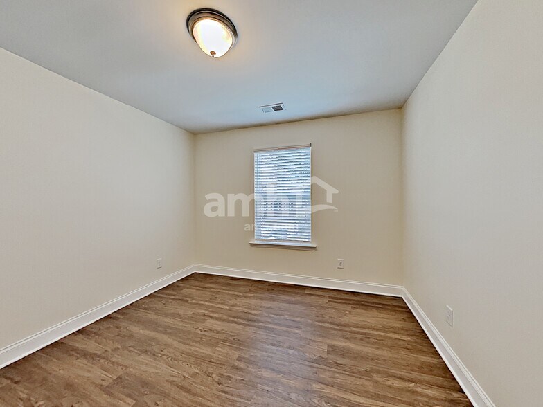 Building Photo - 254 Lake St