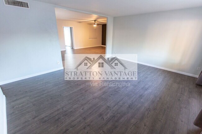 Building Photo - 111 E Manhatton Dr