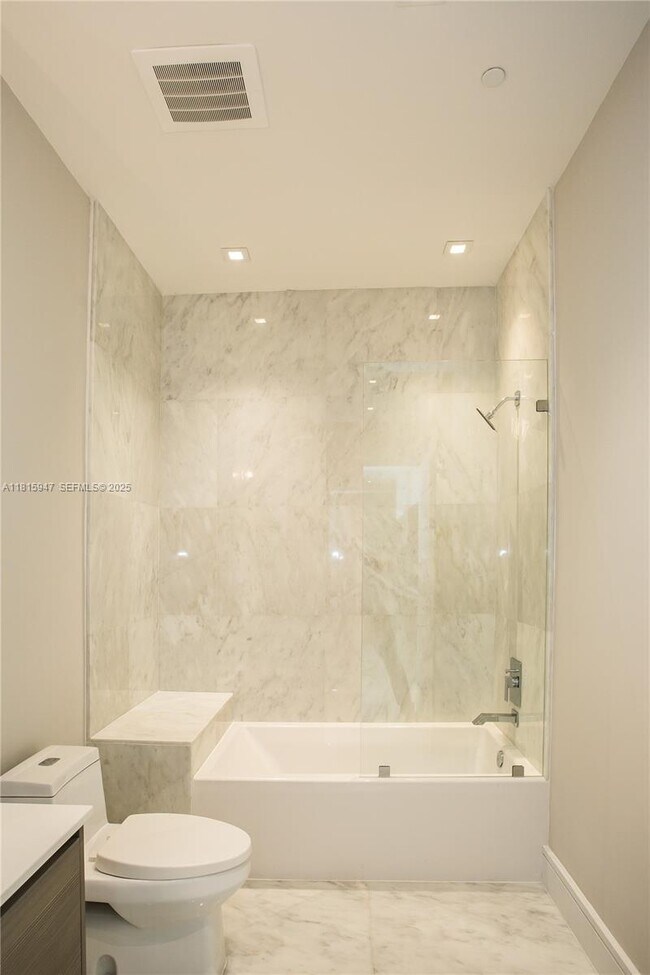 Building Photo - 460 NE 28th St