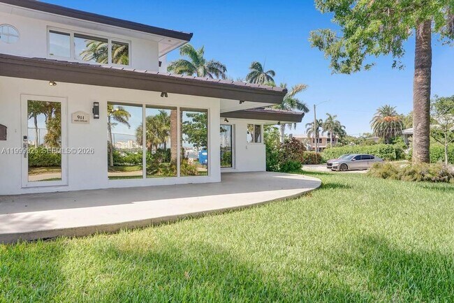 Building Photo - 911 N North Lake Dr