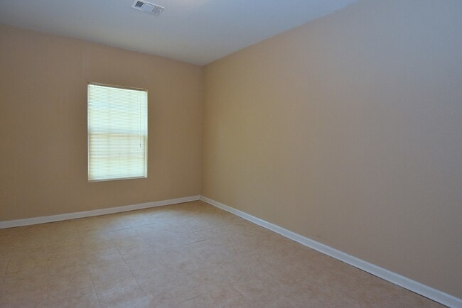 Building Photo - RECENTLY UPDATED 3 BEDROOM 1 BATH HOME