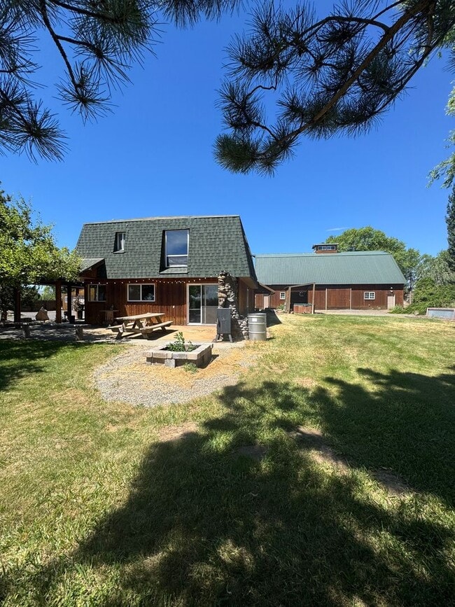 Building Photo - Idyllic 3bd, 2ba Retreat with Loft on 2+ A...