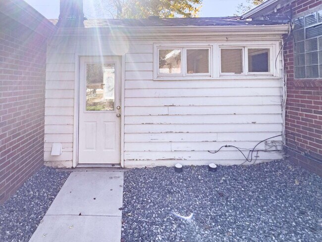 Building Photo - "Spacious 5-Bedroom Gem on Locust Street – 2,053 Sq. Ft. of Comfort in Denver's Heart!"