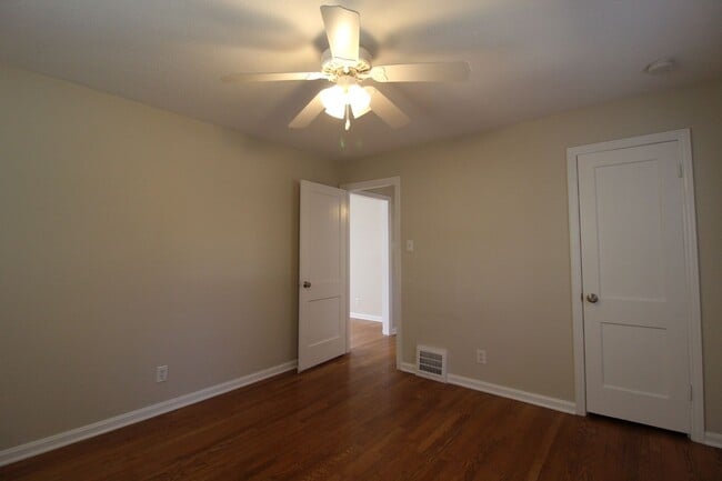 Building Photo - 2 Bedroom 1 Bath Home in Roeland Park