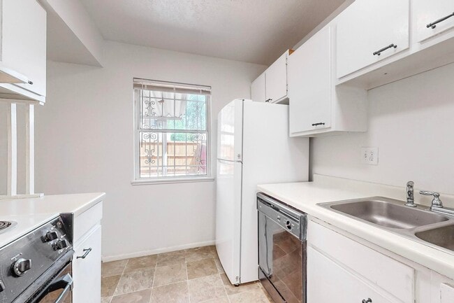 Building Photo - Cozy 3 Bedroom 1.5 Bathroom In NW Albuquer...