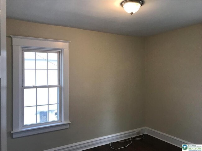 Building Photo - 425 Bank St