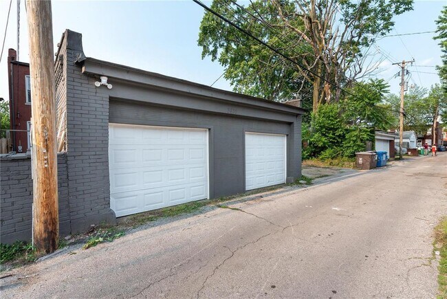 2 car garage with receivers - 3632 Wyoming St