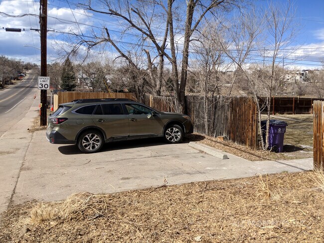 Building Photo - 1005 Newton St