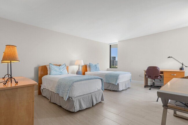 Building Photo - 5080 N Ocean Dr