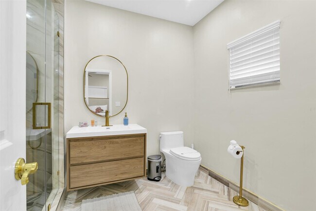 Building Photo - 319 S Riverside Dr