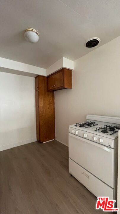 Building Photo - 832 S Gramercy Pl