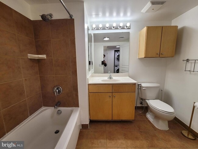 Building Photo - 616 E Street NW Unit 1007