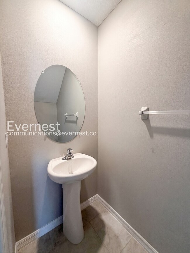 Building Photo - 3-Bed/2-Bath Town Home/Available Soon!