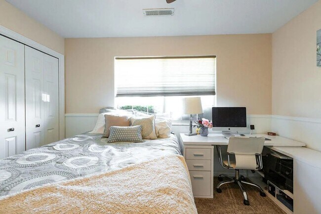 Building Photo - Easy Living! 3 Bedroom Home Condo in St. G...