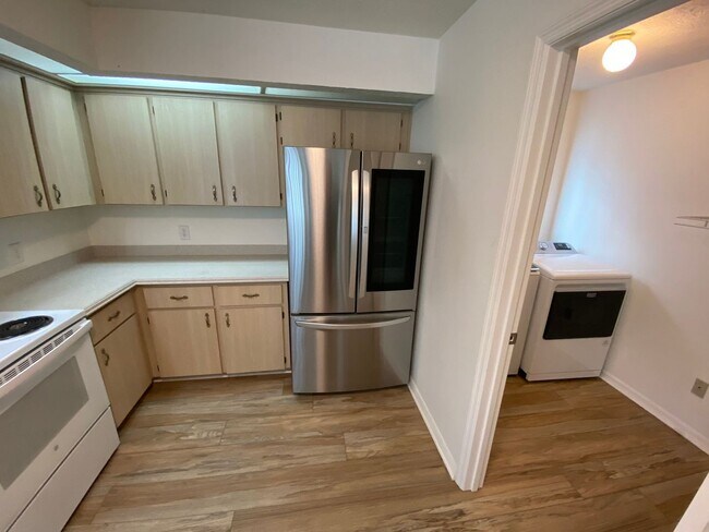 Building Photo - Welcome home to this bright, beautifully maintained 2-bedroom, 2-bath Stonecrest home, offered mo...