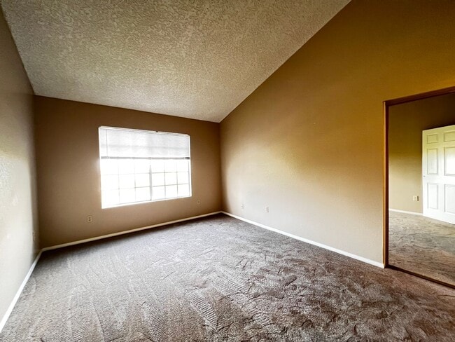 Building Photo - Beautiful remodeled 1 Bed one Bath in  Nor...
