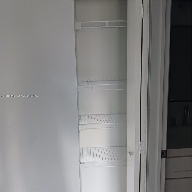 Building Photo - 492 40th Ct