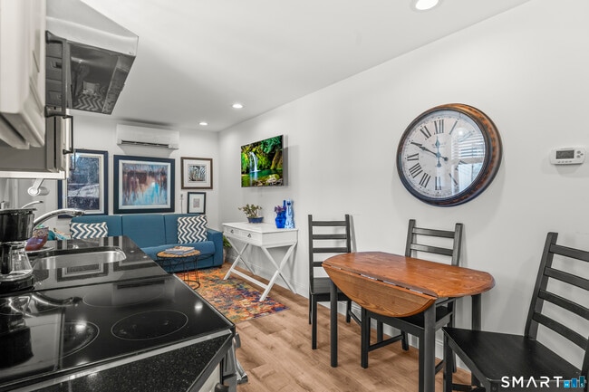 Building Photo - 801 Pequot Ave