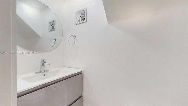 Building Photo - 1201 SW 42nd Ave