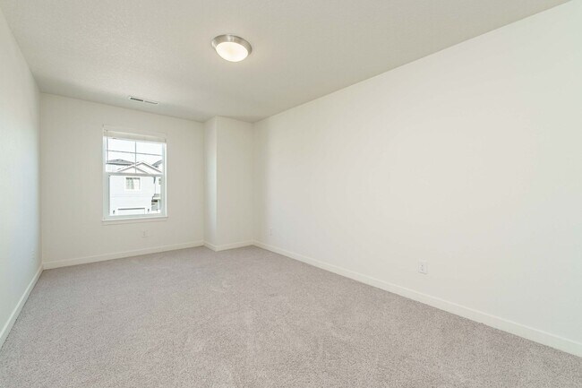 Building Photo - Light, Bright & Move-In Ready – 3BR Gem in Prime Ridgefield Location!  (Pet Friendly)