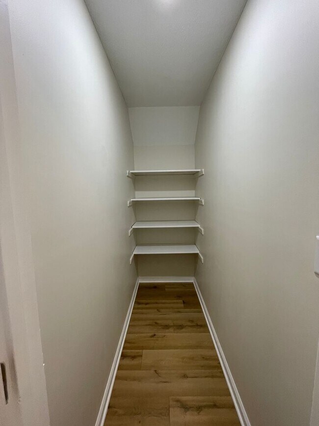 Building Photo - 4 bed 2.5 bath home in quiet Seven Oaks Subdivision