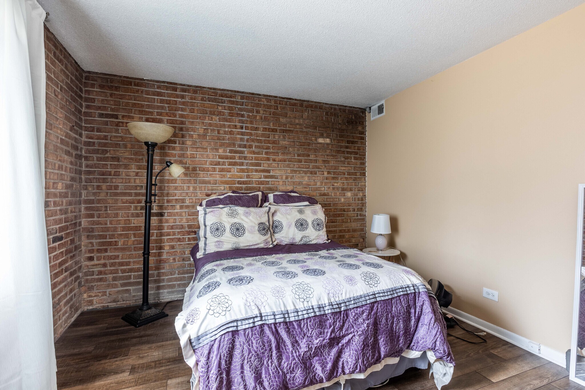 Building Photo - 715 W Diversey Pky