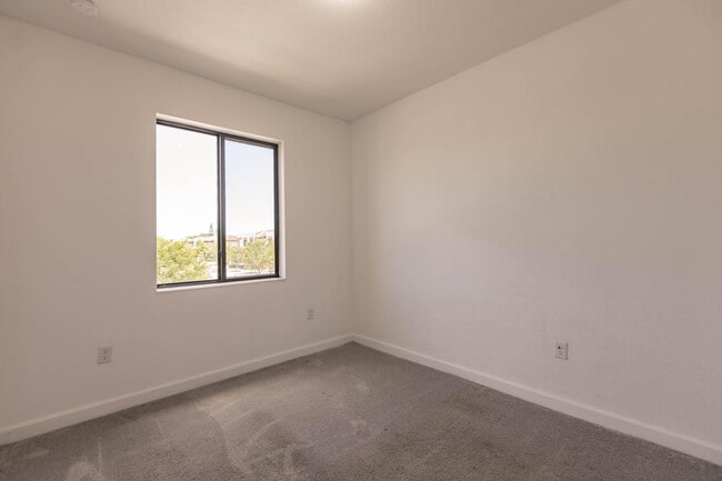 Building Photo - 20742 NE 5th Ct