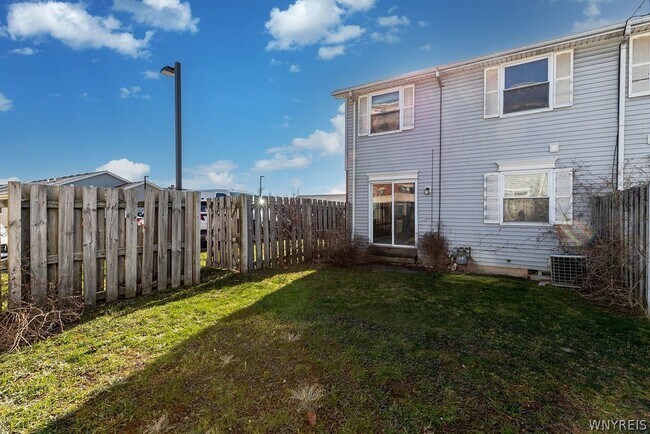 Building Photo - 319 King Peterson Rd