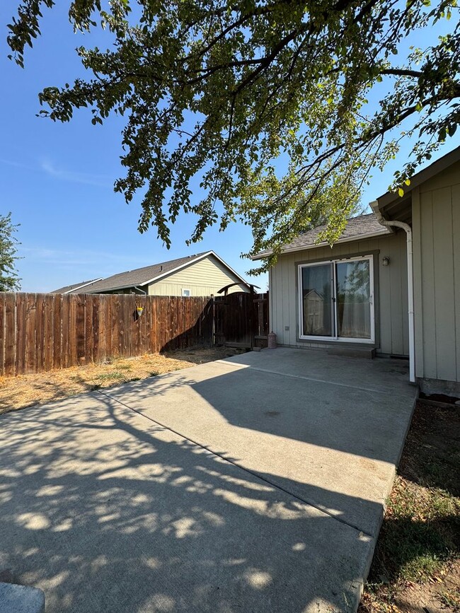 Building Photo - Modern 3BR/2BA Rental with Large Kitchen &...
