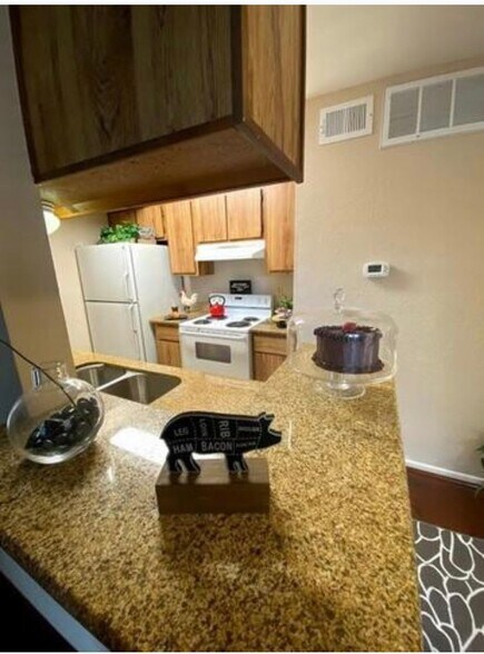 Building Photo - 9000 Bissonnet St