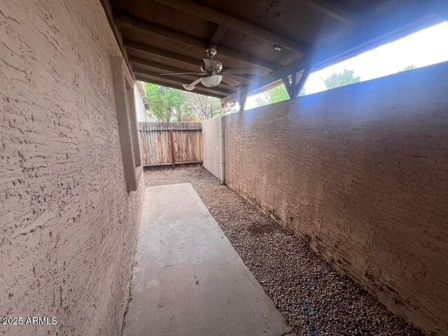 Building Photo - 526 S Mesa Dr