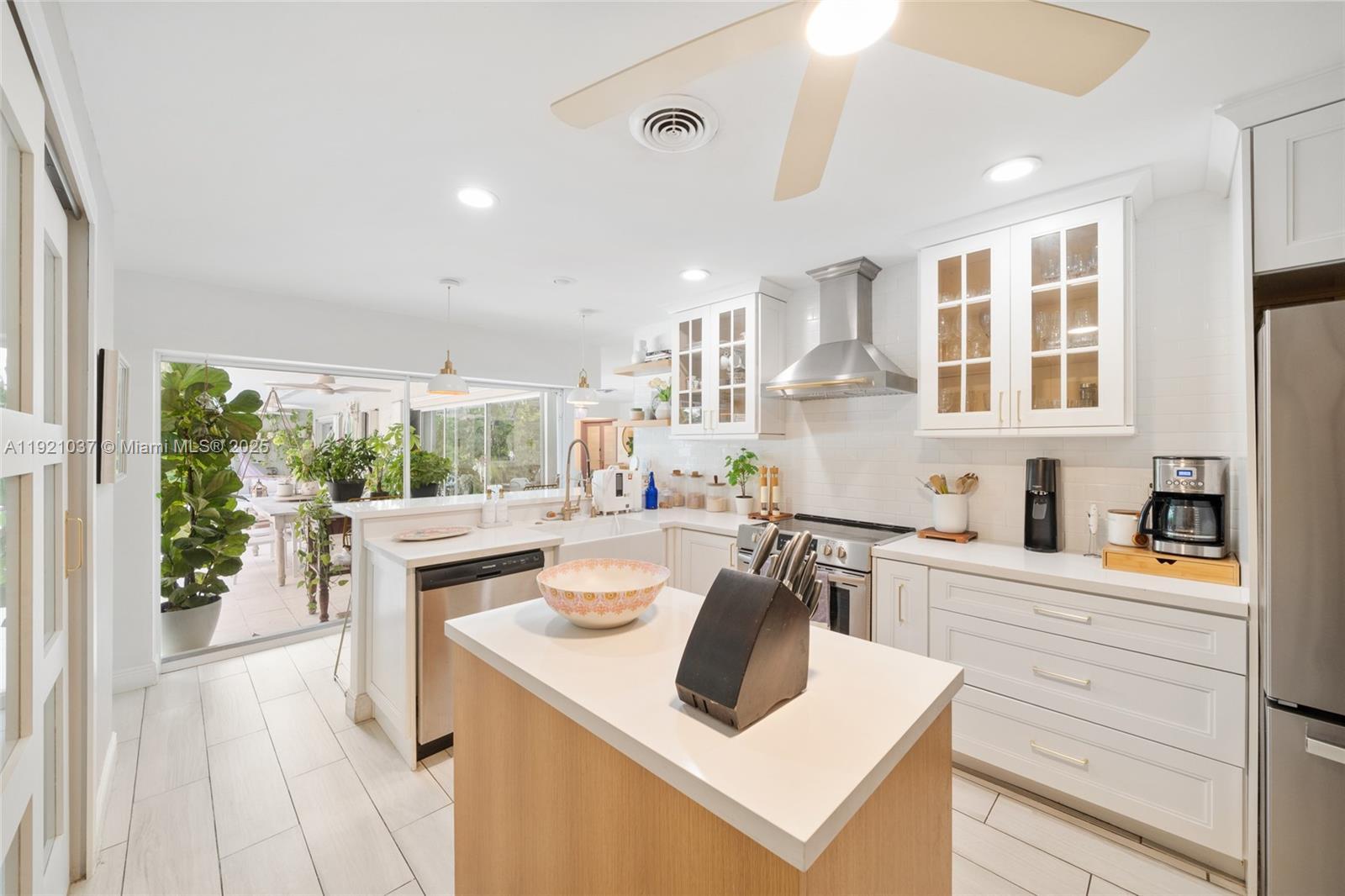 Building Photo - 341 Island Dr