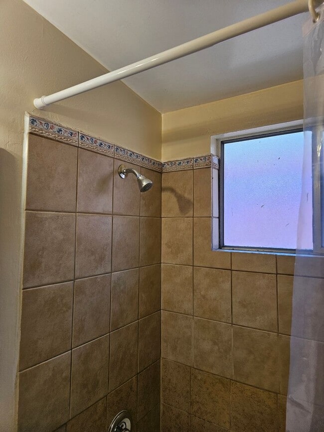 Building Photo - Large 3 Bedroom 2 Bath House