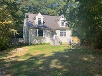 Building Photo - 3 Bedroom, 2 bath home newly renovated wit...