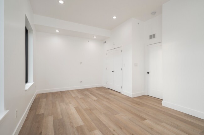 Building Photo - 4432 Lancaster Ave