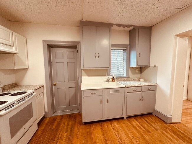 Building Photo - 102 E King St