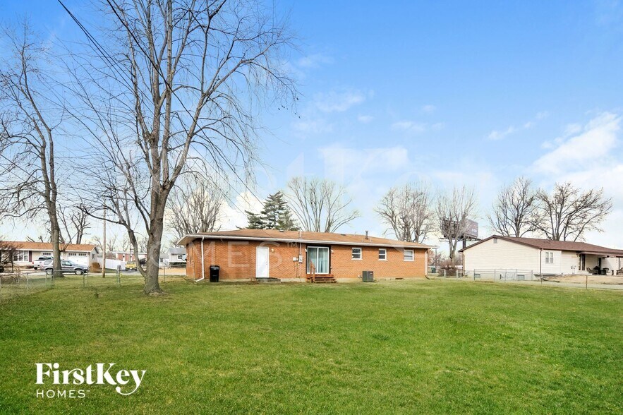 Building Photo - 8 Oak Dr