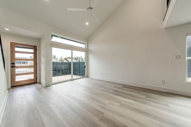 Building Photo - Stunning 2 bed / 2 bath condo in North Austin