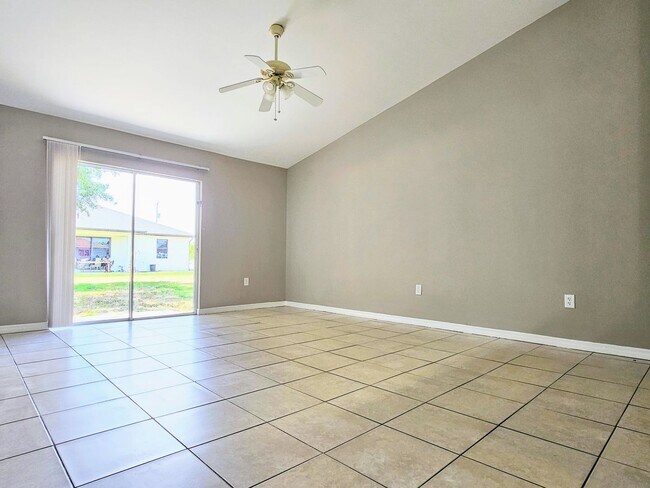Building Photo - 3 BR / 2 BA Duplex Conveniently Located in Lehigh Acres