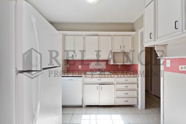 Building Photo - 804 N Battin St