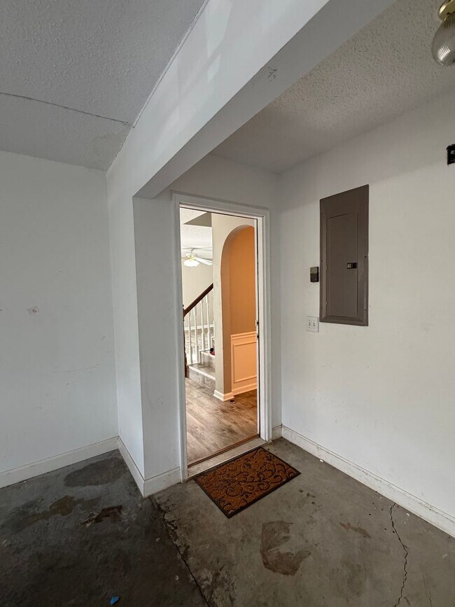 Building Photo - 1701 W Oak Dr