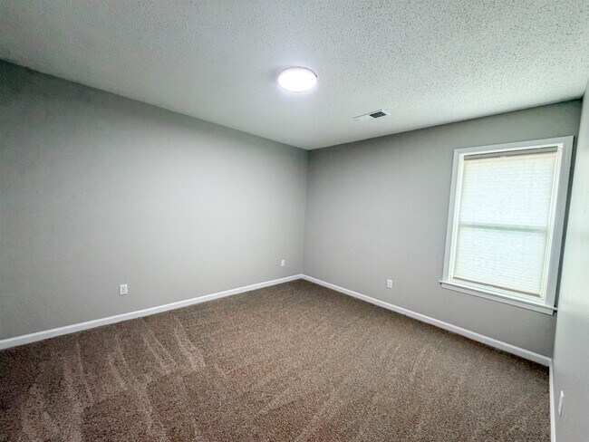 Building Photo - 3915 Oak Rd