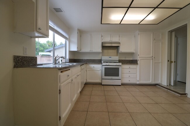 Building Photo - Two story 4/Bed, 2.5/bath  Home for Lease ...