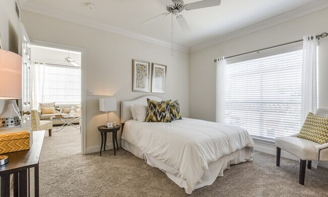 Building Photo - Pampered Lifestyle Just Minutes from Clear...